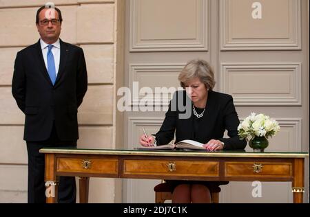 Der französische Präsident Francois Hollande sieht so aus, als ob die neu ernannte britische Premierministerin Theresa May nach ihrem Treffen am 21. Juli 2016 im Elysée-Palast in Paris, Frankreich, ein Register unterzeichnet. Foto von Ian Langsdon/Pool/ABACAPRESS.COM Stockfoto