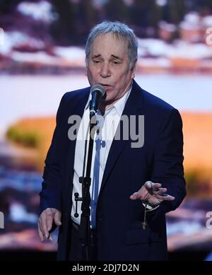 Der amerikanische Singer-Songwriter Paul Simon tritt am ersten Tag der Democratic National Convention am 25. Juli 2016 im Wells Fargo Center in Philadelphia, PA, USA auf. Foto von Olivier Douliery/ABACAPRESS.COM Stockfoto