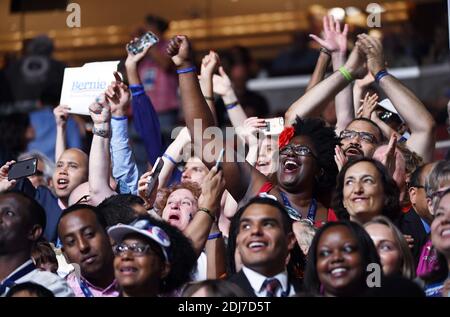 Die Delegierten jubeln während der Roll-Call-Abstimmung am zweiten Tag der Democratic National Convention am 26. Juli 2016 im Wells Fargo Center, Philadelphia, Pennsylvania, an.Foto: Olivier Douliery/Abacapress.com Stockfoto