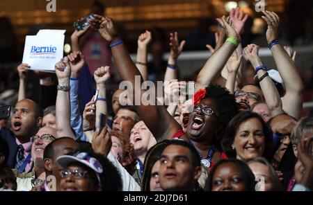 Die Delegierten jubeln während der Roll-Call-Abstimmung am zweiten Tag der Democratic National Convention am 26. Juli 2016 im Wells Fargo Center, Philadelphia, Pennsylvania, an.Foto: Olivier Douliery/Abacapress.com Stockfoto