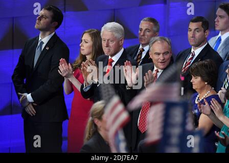Der ehemalige Präsident Bill Clinton, ihr Neffe Tyler Clinton (mit blauer Krawatte) Chelsea Clinton und der Vize-Präsident-Kandidat Tim Kane hören am letzten Tag der Democratic National Convention am 28. Juli 2016 im Wells Fargo Center, Philadelphia, Pennsylvania, Foto von Olivier Douliery/Abacapress.com, der Präsidentschaftskandidatin der Demokratischen Partei Hillary Clinton zu Stockfoto