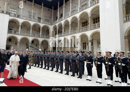 Papst Franziskus, der polnische Prezydent Andrzej Duda und die erste polnische Frau Agata Kornhauser-Duda kommen am 27. Juli 2016 im Schloss Wawel in Krakau, Polen, an. Papst Franziskus ist in Krakau, um den Weltjugendtag zu feiern, an dem Hunderttausende von Jugendlichen aus der ganzen Welt teilnehmen. Foto von ABACAPRESS.COM Stockfoto