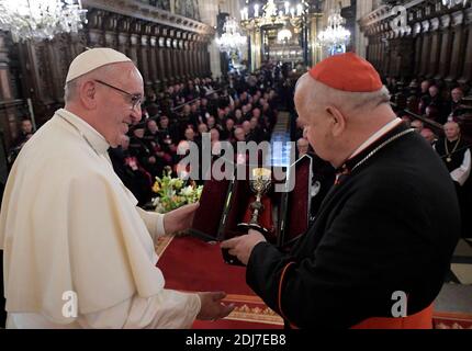 Papst Franziskus trifft sich am 27. Juli 2016 mit polnischen Bischöfen in der Kathedrale des königlichen Schlosses Wawel in Krakau, Polen. Rechts : Polnischer Kardinal Stanislaw Dziwisz. Papst Franziskus ist in Krakau, um den Weltjugendtag zu feiern, an dem Hunderttausende von Jugendlichen aus der ganzen Welt teilnehmen. Foto von ABACAPRESS.COM Stockfoto