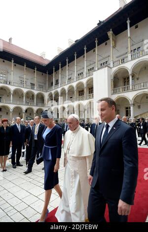 Papst Franziskus, der polnische Prezydent Andrzej Duda und die erste polnische Frau Agata Kornhauser-Duda kommen am 27. Juli 2016 im Schloss Wawel in Krakau, Polen, an. Papst Franziskus ist in Krakau, um den Weltjugendtag zu feiern, an dem Hunderttausende von Jugendlichen aus der ganzen Welt teilnehmen. Foto von ABACAPRESS.COM Stockfoto