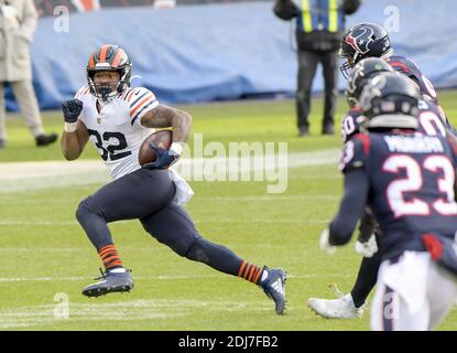 Chicago, Usa. Dezember 2020. Chicago Bären laufen zurück David Montgomery (32) läuft mit dem Ball im vierten Quartal gegen die Houston Texans auf Soldier Field in Chicago am Sonntag, 13. Dezember 2020. Die Chicago Bears besiegten die Houston Texans 36-7. Foto von Mark Black/UPI Kredit: UPI/Alamy Live News Stockfoto