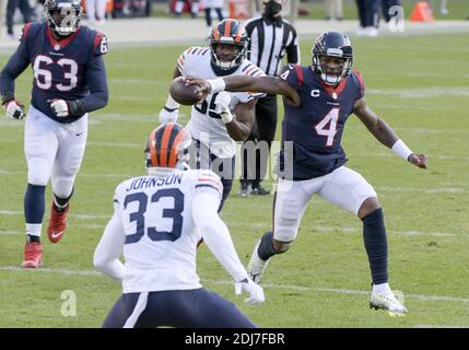 Chicago, Usa. Dezember 2020. Houston Texans Quarterback Deshaun Watson (4) kriegt mit dem Ball während des dritten Quartals gegen die Chicago Bären auf Soldier Field in Chicago am Sonntag, 13. Dezember 2020. Die Chicago Bears besiegten die Houston Texans 36-7. Foto von Mark Black/UPI Kredit: UPI/Alamy Live News Stockfoto