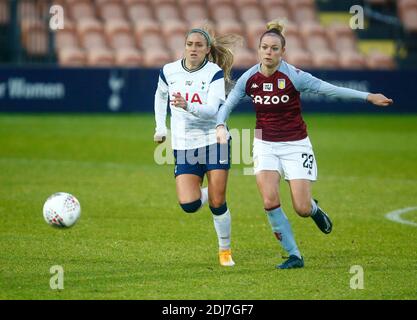 Barnett, Großbritannien. Dezember 2020. EDGWARE, ENGLAND - DEZEMBER 13: L-R Shelina Zadorsky von Tottenham Hotspur Women und Nadine Hanssen vom Aston Villa Ladies FC während der Barclays FA Women's Super League zwischen Tottenham Hotspur und Aston Villa Women im Hive Stadium, Edgware, UK am 13. Dezember 2020 Credit: Action Foto Sport/Alamy Live News Stockfoto