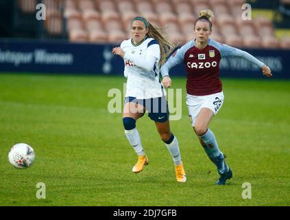 Barnett, Großbritannien. Dezember 2020. EDGWARE, ENGLAND - DEZEMBER 13: L-R Shelina Zadorsky von Tottenham Hotspur Women und Nadine Hanssen vom Aston Villa Ladies FC während der Barclays FA Women's Super League zwischen Tottenham Hotspur und Aston Villa Women im Hive Stadium, Edgware, UK am 13. Dezember 2020 Credit: Action Foto Sport/Alamy Live News Stockfoto