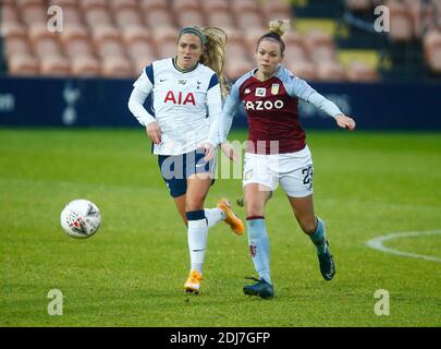 Barnett, Großbritannien. Dezember 2020. EDGWARE, ENGLAND - DEZEMBER 13: L-R Shelina Zadorsky von Tottenham Hotspur Women und Nadine Hanssen vom Aston Villa Ladies FC während der Barclays FA Women's Super League zwischen Tottenham Hotspur und Aston Villa Women im Hive Stadium, Edgware, UK am 13. Dezember 2020 Credit: Action Foto Sport/Alamy Live News Stockfoto