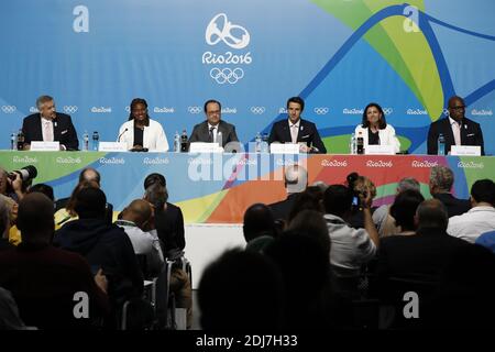 Von links: Der französische Direktor des Pariser Olympischen Komitees 2024, Etienne Thobois, der französische Athlet Muriel Hurtis, Frankreichs Präsident François Hollande, der französische Athlet Tony Estanguet, die Pariser Bürgermeisterin Anne Hidalgo und der französische Judoka Teddy Riner geben eine Pressekonferenz, um die Kandidatur von Paris für die Olympischen Spiele 2024 zu unterstützen, In Rio de Janeiro, Brasilien am 5. August 2016. Die Karnevalshauptstadt Rio de Janeiro wird am Freitag eine glitzernde Eröffnungsfeier der Olympischen Spiele veranstalten, in der Hoffnung, eine Grenze unter einem turbulenten siebenjährigen Aufbau zu ziehen, der von Rezession, Drogenskandalen, Kriminalität und Infrastrukturstolpern durchhalten wird. Stockfoto