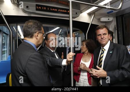 Der französische Präsident Francois Hollande (2L) nimmt vor dem Beginn der Olympischen Spiele in Rio 2016 in Rio de Janeiro, Brasilien, am 5. August 2016 eine U-Bahn mit dem Bürgermeister Eduardo Paes (R). Die Karnevalshauptstadt Rio de Janeiro wird am Freitag eine glitzernde Eröffnungsfeier der Olympischen Spiele veranstalten, in der Hoffnung, eine Grenze unter einem turbulenten siebenjährigen Aufbau zu ziehen, der von Rezession, Drogenskandalen, Kriminalität und Infrastrukturstolpern durchhalten wird. Foto von Jack Guez/Pool/ABACAPRESS.COM Stockfoto
