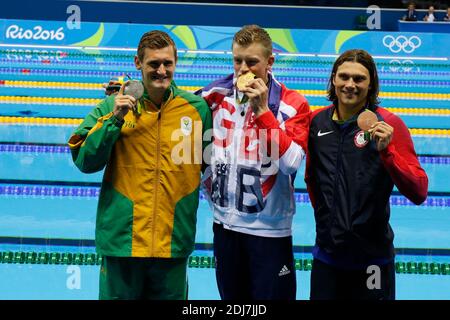 Podium 100 m Breaststroke Männer mit links nach rechts: Südafrikas Cameron Van der Burgh Silbermedaillengewinner, Großbritanniens Adam Peaty Goldmedaillengewinner, USA's Kevin Cordes Bronzemedaillengewinner beim Schwimmevent im Olympic Swimming Pool, Rio, Brasilien am 7. August 2016. Foto von Henri Szwarc/ABACAPRESS.COM Stockfoto