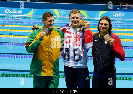Podium 100 m Breaststroke Männer mit links nach rechts: Südafrikas Cameron Van der Burgh Silbermedaillengewinner, Großbritanniens Adam Peaty Goldmedaillengewinner, USA's Kevin Cordes Bronzemedaillengewinner beim Schwimmevent im Olympic Swimming Pool, Rio, Brasilien am 7. August 2016. Foto von Henri Szwarc/ABACAPRESS.COM Stockfoto
