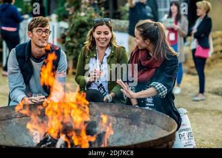 GROSSBRITANNIEN / England / Hertfordshire/ lächelnde Freunde genießen die letzten Sommertage im Freien. Jugendliche sitzen am Lagerfeuer. Stockfoto