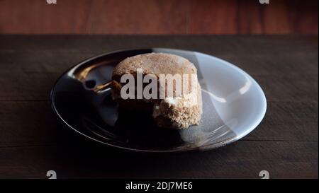 Weiche Schokoladenkekse mit Marshmallow-Füllung. Tonung. Kekse auf einem Teller Stockfoto