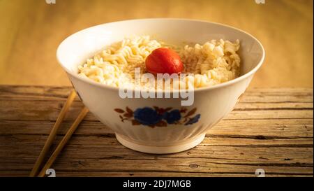 Chinesische Nudelsuppe. chinesische Nudeln. chinesische Brühe Stockfoto