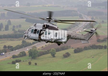 Filebild vom 1. Oktober 2014 zeigt einen Caracal-Hubschrauber während eines Exercice Combined Joint Personnel Recovery Standardization Course (CJPRSC) des Hubschraubergeschwaders EH 01/067 Pyrenees in Florennes, Belgien. Frankreich hat zugesagt, 30 Caracal-Militärhubschrauber im Rahmen der strategischen Partnerschaft der Länder nach Kuwait zu verkaufen. Das französische Verteidigungsministerium sagte in einer Erklärung, dass der Deal am Dienstag mehr als 1 Milliarde Euro (1.1 Milliarden Dollar) wert sei. Foto von Etat Major des Armees/ECPAD/ABACAPRESS.COM Stockfoto