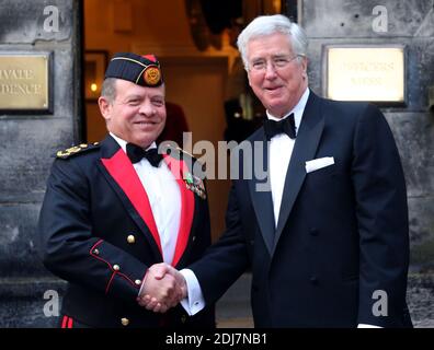 L-R: König Abdullah II. Trifft den britischen Verteidigungsminister Michael Fallon, als Jordan Royals und Beduinengarden am 6. August 2016 als Ehrengast am Royal Edinburgh Military Tattoo in Edinburgh, Schottland, Großbritannien, teilnehmen. Foto von Balkis Press/ABACAPRESS.COM Stockfoto