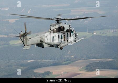 Filebild vom 1. Oktober 2014 zeigt einen Caracal-Hubschrauber während eines Exercice Combined Joint Personnel Recovery Standardization Course (CJPRSC) des Hubschraubergeschwaders EH 01/067 Pyrenees in Florennes, Belgien. Frankreich hat zugesagt, 30 Caracal-Militärhubschrauber im Rahmen der strategischen Partnerschaft der Länder nach Kuwait zu verkaufen. Das französische Verteidigungsministerium sagte in einer Erklärung, dass der Deal am Dienstag mehr als 1 Milliarde Euro (1.1 Milliarden Dollar) wert sei. Foto von Etat Major des Armees/ECPAD/ABACAPRESS.COM Stockfoto