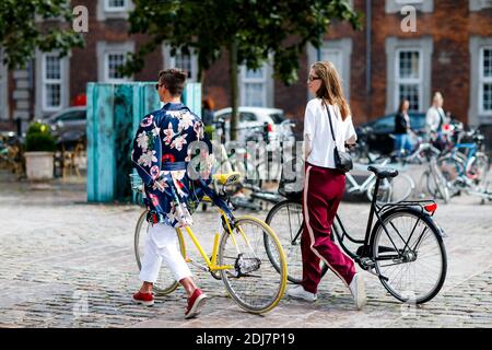 Street Style, Ankunft in Nicholas Nybro Frühjahr Sommer 2017 Show in Regnbuepladsen, in Kopenhagen, Dänemark, am 10. August 2016 statt. Foto von Marie-Paola Bertrand-Hillion/ABACAPRESS.COM Stockfoto