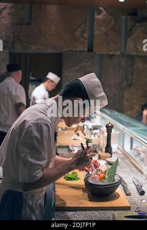 Vereinigte Staaten / USA / New York / Japanische Küche im eleganten Zuma Restaurant New York Madison Avenue. Sushi-Chef bereitet Gericht . Stockfoto