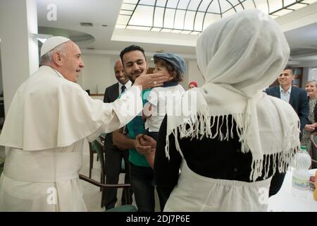 Papst Franziskus hatte am 11. August 2016 mit einer Gruppe von 21 syrischen Flüchtlingen in der Casa Santa Marta, Vatikan, zu Mittag gegessen. Beim Mittagessen hatten sowohl Erwachsene als auch Kinder die Möglichkeit, mit Papst Franziskus über die Anfänge ihres Lebens in Italien zu sprechen. Die Kinder gaben dem Heiligen Vater eine Sammlung ihrer Zeichnungen, und der Papst überschüttete sie mit Spielzeug und anderen Geschenken. Die Flüchtlinge, die in Rom leben und von der Gemeinschaft St. Egidio empfangen werden, wurden von Lesbos nach Rom gebracht, als Papst Franziskus am 16. April 2016 seinen Besuch auf der griechischen Insel ablegte. Die erste Gruppe kam mit t nach Rom Stockfoto