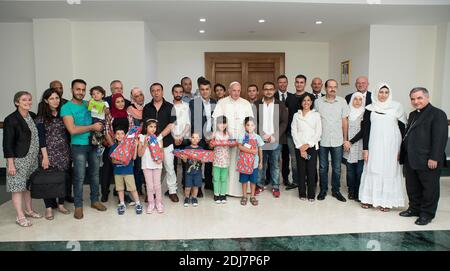 Papst Franziskus hatte am 11. August 2016 mit einer Gruppe von 21 syrischen Flüchtlingen in der Casa Santa Marta, Vatikan, zu Mittag gegessen. Beim Mittagessen hatten sowohl Erwachsene als auch Kinder die Möglichkeit, mit Papst Franziskus über die Anfänge ihres Lebens in Italien zu sprechen. Die Kinder gaben dem Heiligen Vater eine Sammlung ihrer Zeichnungen, und der Papst überschüttete sie mit Spielzeug und anderen Geschenken. Die Flüchtlinge, die in Rom leben und von der Gemeinschaft St. Egidio empfangen werden, wurden von Lesbos nach Rom gebracht, als Papst Franziskus am 16. April 2016 seinen Besuch auf der griechischen Insel ablegte. Die erste Gruppe kam mit t nach Rom Stockfoto