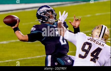 Philadelphia, PA, USA. Dezember 2020. 13. Dezember 2020: Philadelphia Quarterback Jalen Hurts wirft den Ball während der NFL Fußball-Matchup zwischen den New Orleans Saints und den Philadelphia Eagles am Lincoln Financial Field in Philadelphia, Pennsylvania. Scott Serio/Cal Sport Media/Alamy Live News Stockfoto