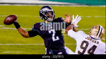 Philadelphia, PA, USA. Dezember 2020. 13. Dezember 2020: Philadelphia Quarterback Jalen Hurts wirft den Ball während der NFL Fußball-Matchup zwischen den New Orleans Saints und den Philadelphia Eagles am Lincoln Financial Field in Philadelphia, Pennsylvania. Scott Serio/Cal Sport Media/Alamy Live News Stockfoto