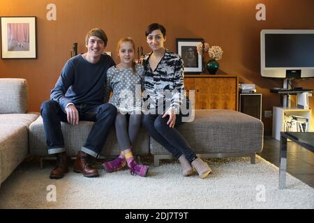 Glückliche Familie Mutter Vater und Tochter zu Hause auf der Couch. Stockfoto
