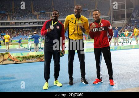 Jamaikas Usain Bolt, Goldmedaille, US Justin Gatlin, Silbermedaillengewinner und Kanadas Andre de Grasse, Bronzemedaillengewinner der 100-m-Männer im Olympiastadion, Rio, Brasilien am 15. August 2016. Foto von Henri Szwarc/ABACAPRESS.COM Stockfoto
