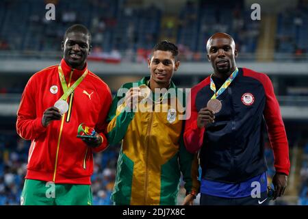 Südafrikas Wayde Van Niekerk mit seiner Goldmedaille auf dem Podium der 400m Männer im Olympiastadion, Rio, Brasilien am 15. August 2016. Foto von Henri Szwarc/ABACAPRESS.COM Stockfoto