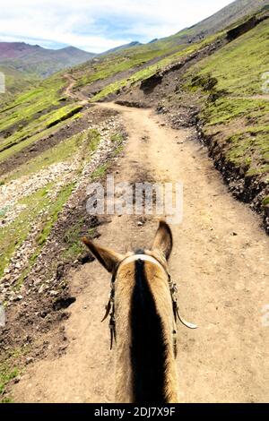 Reiten auf dem Cusipata-Pfad, der zum Rainbow Mountain (Vinicunca), Peru führt Stockfoto