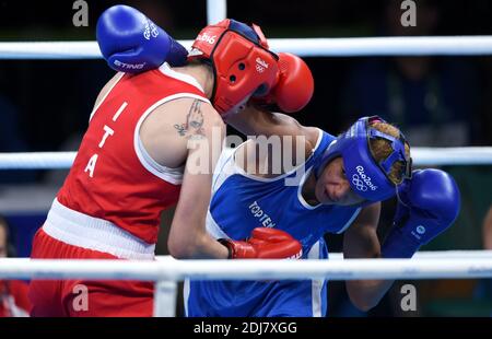 Estelle Mossy aus Frankreich kämpft gegen Irma Testa aus Italien in den leichten 57-60kg Frauen während des Boxens in Riocentro am 15. August 2016 in Rio de Janeiro, Brasilien. Foto von Lionel Hahn/ABACAPRESS.COM Stockfoto