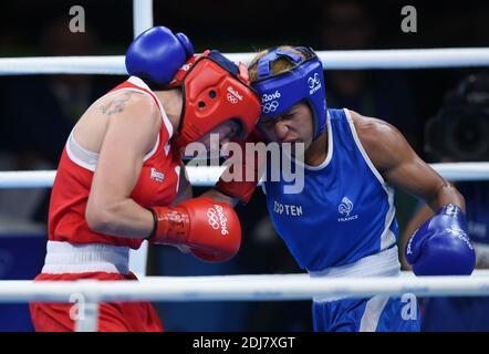 Estelle Mossy aus Frankreich kämpft gegen Irma Testa aus Italien in den leichten 57-60kg Frauen während des Boxens in Riocentro am 15. August 2016 in Rio de Janeiro, Brasilien. Foto von Lionel Hahn/ABACAPRESS.COM Stockfoto