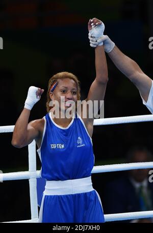 Estelle Mossy aus Frankreich kämpft gegen Irma Testa aus Italien in den leichten 57-60kg Frauen während des Boxens in Riocentro am 15. August 2016 in Rio de Janeiro, Brasilien. Foto von Lionel Hahn/ABACAPRESS.COM Stockfoto