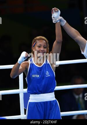 Estelle Mossy aus Frankreich kämpft gegen Irma Testa aus Italien in den leichten 57-60kg Frauen während des Boxens in Riocentro am 15. August 2016 in Rio de Janeiro, Brasilien. Foto von Lionel Hahn/ABACAPRESS.COM Stockfoto