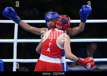 Estelle Mossy aus Frankreich kämpft gegen Irma Testa aus Italien in den leichten 57-60kg Frauen während des Boxens in Riocentro am 15. August 2016 in Rio de Janeiro, Brasilien. Foto von Lionel Hahn/ABACAPRESS.COM Stockfoto