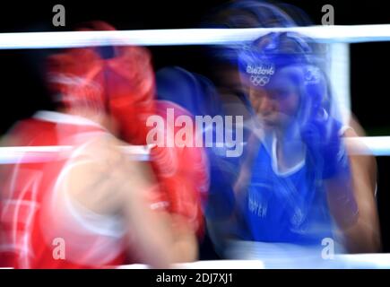 Estelle Mossy aus Frankreich kämpft gegen Irma Testa aus Italien in den leichten 57-60kg Frauen während des Boxens in Riocentro am 15. August 2016 in Rio de Janeiro, Brasilien. Foto von Lionel Hahn/ABACAPRESS.COM Stockfoto