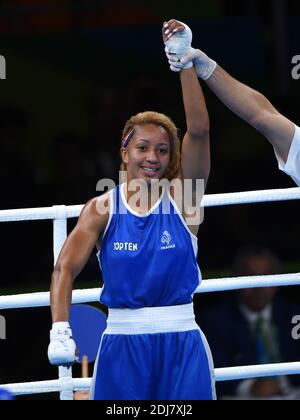 Estelle Mossy aus Frankreich kämpft gegen Irma Testa aus Italien in den leichten 57-60kg Frauen während des Boxens in Riocentro am 15. August 2016 in Rio de Janeiro, Brasilien. Foto von Lionel Hahn/ABACAPRESS.COM Stockfoto