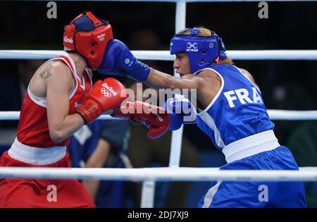 Estelle Mossy aus Frankreich kämpft gegen Irma Testa aus Italien in den leichten 57-60kg Frauen während des Boxens in Riocentro am 15. August 2016 in Rio de Janeiro, Brasilien. Foto von Lionel Hahn/ABACAPRESS.COM Stockfoto