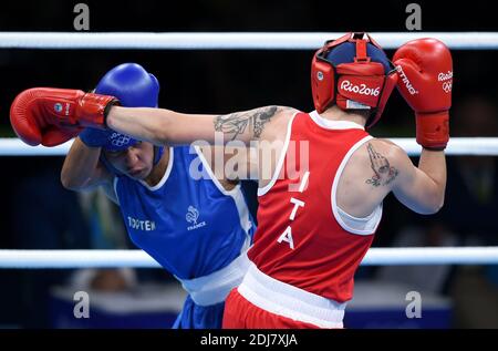 Estelle Mossy aus Frankreich kämpft gegen Irma Testa aus Italien in den leichten 57-60kg Frauen während des Boxens in Riocentro am 15. August 2016 in Rio de Janeiro, Brasilien. Foto von Lionel Hahn/ABACAPRESS.COM Stockfoto