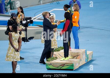 König Wilhelm-Alexander von Nederland übergab am 18. August 2016 die Goldmedaille der 200-m-Frauenveranstaltung an Elaine Thompson von Jamaika und die Silbermedaille an Dafne Schippers von Nederland im Olympiastadion, Rio, Brasilien. Foto von Henri Szwarc/ABACAPRESS.COM Stockfoto