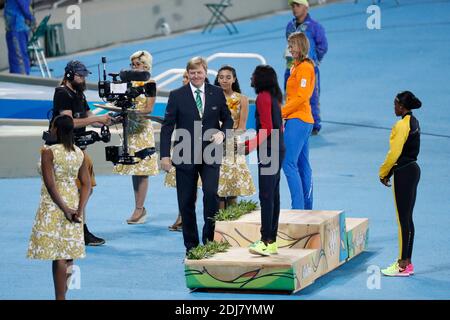 König Wilhelm-Alexander von Nederland übergab am 18. August 2016 die Goldmedaille der 200-m-Frauenveranstaltung an Elaine Thompson von Jamaika und die Silbermedaille an Dafne Schippers von Nederland im Olympiastadion, Rio, Brasilien. Foto von Henri Szwarc/ABACAPRESS.COM Stockfoto