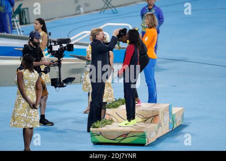 König Wilhelm-Alexander von Nederland übergab am 18. August 2016 die Goldmedaille der 200-m-Frauenveranstaltung an Elaine Thompson von Jamaika und die Silbermedaille an Dafne Schippers von Nederland im Olympiastadion, Rio, Brasilien. Foto von Henri Szwarc/ABACAPRESS.COM Stockfoto