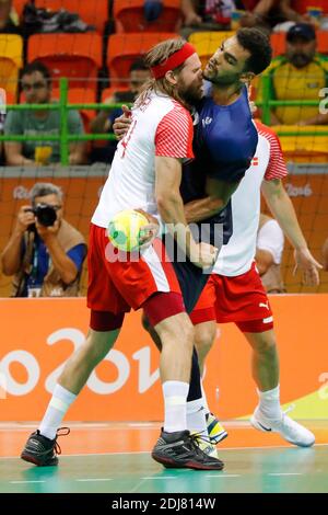 Der Franzose Adrien Dipanda kämpft am 21. August 2016 gegen Danemarks Mikel Hansen beim Final Handball Match France gegen Danemark in der Future Arena, Rio, Brasilien. Foto von Henri Szwarc/ABACAPRESS.COM Stockfoto