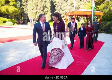 File photo - L-R : König Abdullah II und Königin Rania von Jordanien gesehen mit drei ihrer Kinder, Kronprinz Hussein (22), Prinz Hashem (12) und Prinzessin Salma (16), als Jordan Royal Family feiert den 70. Jahrestag der Unabhängigkeit des Königreichs, in Amman, Jordanien, am 25. Mai 2016. Foto von Balkis Press/ABACAPRESS.COM Stockfoto