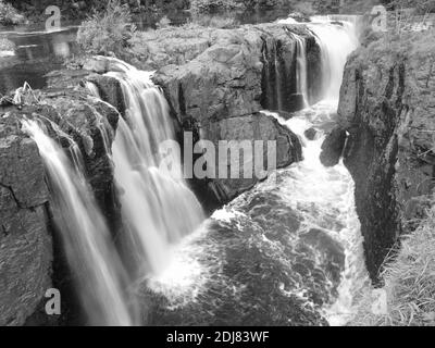 The Great Falls of Paterson, New Jersey, USA. Heute eine nationale historische Stätte, wurden die Wasserfälle verwendet, um Textilmühlen entlang des Passaic Flusses zu versorgen. Stockfoto