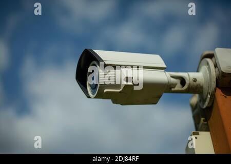 Videoüberwachungskamera. Sicherheitssystem des Territoriums. Überwachungskamera auf der Straße. Objektivglas für Videogeräte. Weiße Überwachungskamera. Stockfoto