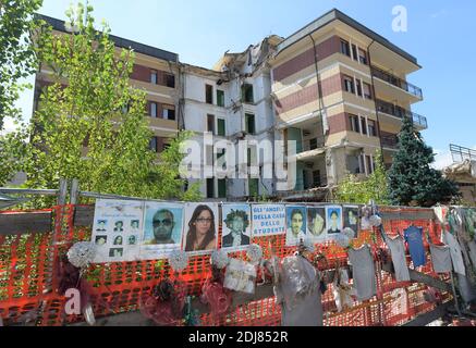 Ein Blick auf 'La Casa dello Studente' am 26. August 2016 ein Studentenwohnheim, in dem 8 Menschen am 6,2009. April, dem Tag des Erdbebens, in L’Aquila, Italien sterben. L'Aquila liegt in der Nähe von Amatrice, wo am 24. August 2016 ein starkes Erdbeben die Stadt in Trümmer reduzierte. Sieben Jahre nach L’Aquila liegt noch immer in Trümmern. Die Stadt ist eine Geisterstadt. Seine Plätze und Gassen sind menschenleer, während beschädigte mittelalterliche Gebäude auf Stahlstützen gestützt werden. Sieben Jahre später bleibt ein Großteil des mittelalterlichen Zentrums unbewohnbar. Das Erdbeben traf L’Aquila und die umliegenden Dörfer am 6. April 2009 und zerstörte die Stockfoto